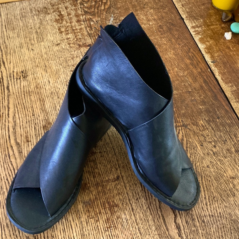 BORN “IWA” covered up sandal. Size 8. Black with black sole. Never Worn.